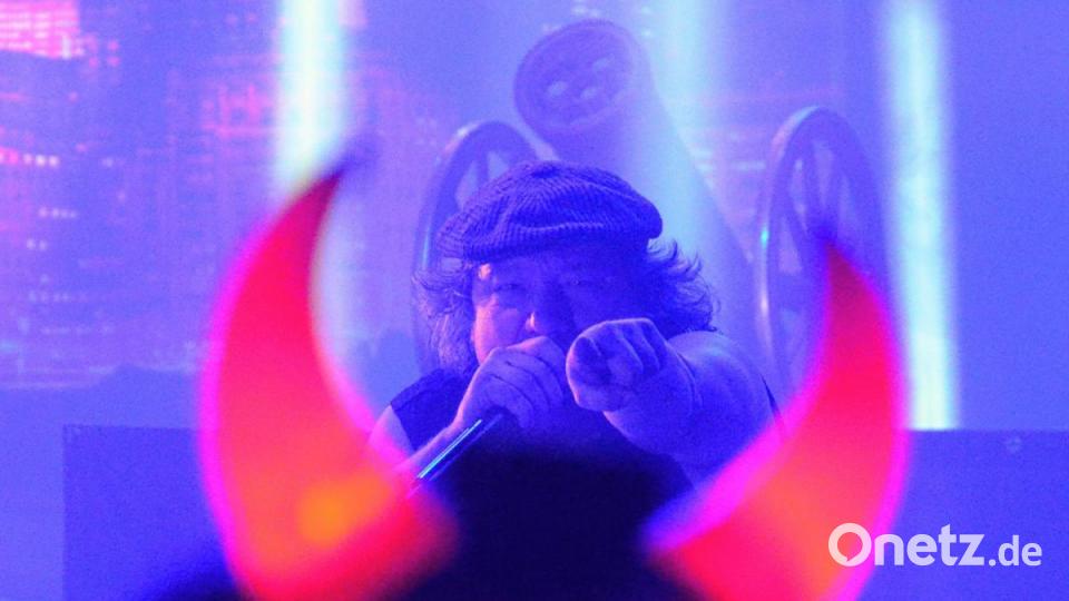 Voll auf die Hörner genommen: &quot;AC/DX&quot; bei ihrem Auftritt beim &quot;Clones of Rock&quot;-Festival in der ausverkauften Mehrzweckhalle. Bild: Kunz