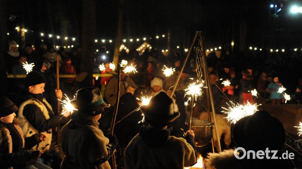 Am Ende glitzern die Sterndlwerfer. Bild: gf