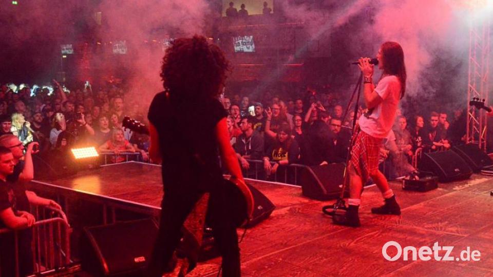 Voller Adrenalin. Clones of Rock mit der italienischen Guns&#039;n&#039;Roses-Tribute-Band &quot;Guns Celebration&quot;. Bild: Kunz