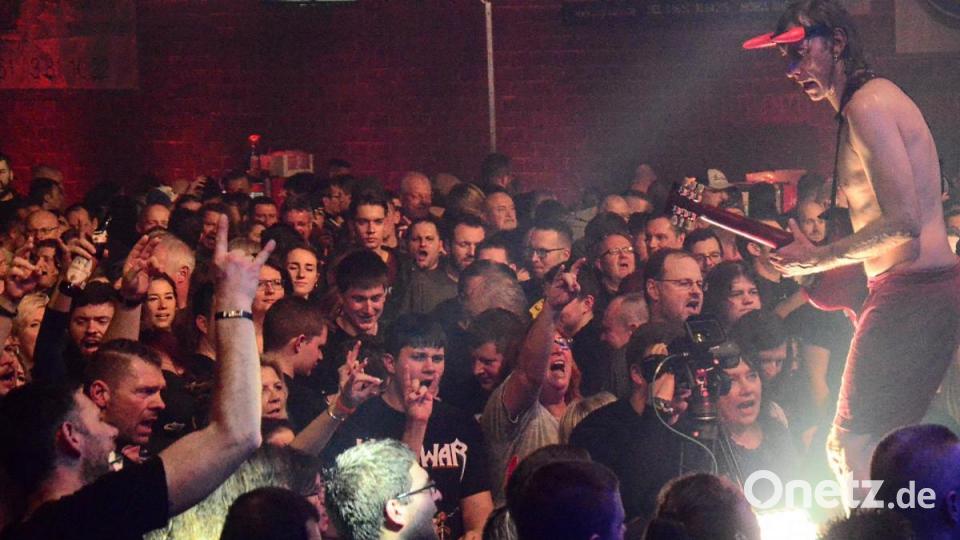 &quot;AC/DX&quot; bei ihrem Auftritt beim &quot;Clones of Rock&quot;-Festival in der ausverkauften Mehrzweckhalle. Bild: Kunz