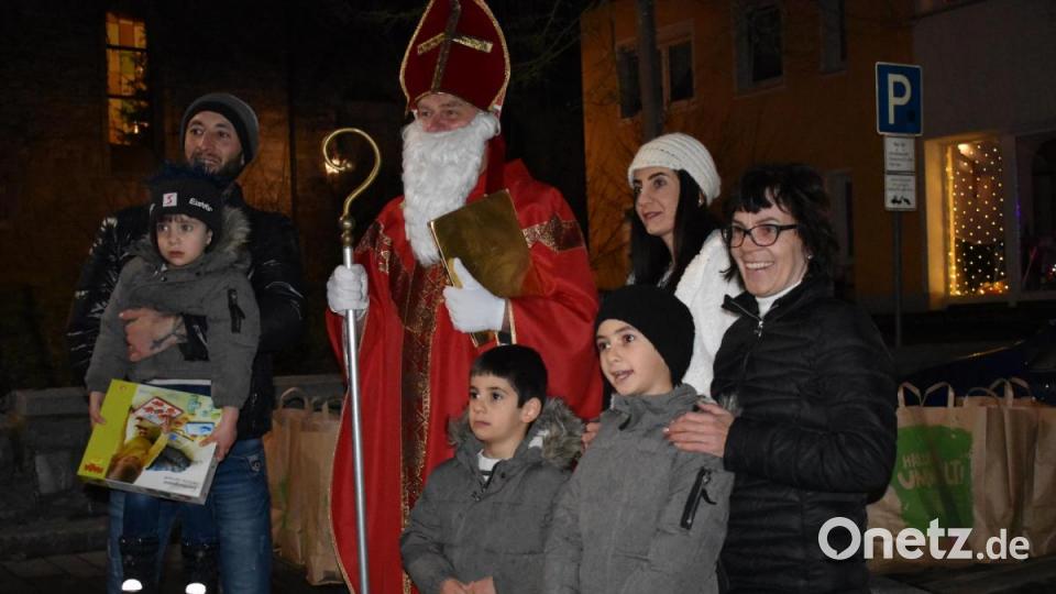 Auch die Kinder einer syrischen Familie, die in Neusorg lebt, bedenkt Anita Heindl mit Spielsachen, Kleidung und Kindernahrung. Bild: lue