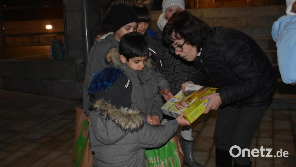 Ein Geschenk zu Weihnachten: Anita Heindl sammelte Spenden, wie gebrauchtes Spielzeug oder Kinderkleidung, für Flüchtlingskinder aus Pullenreuth, Ebnath und Neusorg. Bild: lue