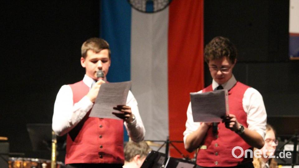 Andreas Porsch und Jonas Braun moderierten die Darbietungen des Jugendorchesters. Bild: sns
