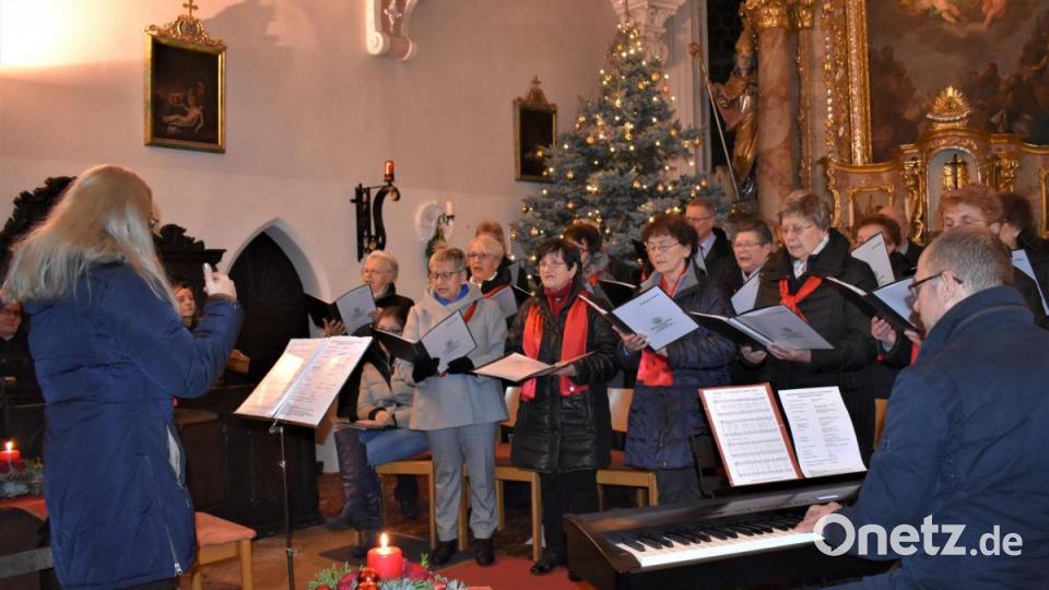 Weihnachtssingen und -musizieren des Männergesangvereins mit gemischtem Chor in der "Mariä-Himmelfahrtskirche in Grafenwöhr. Bild: rgr