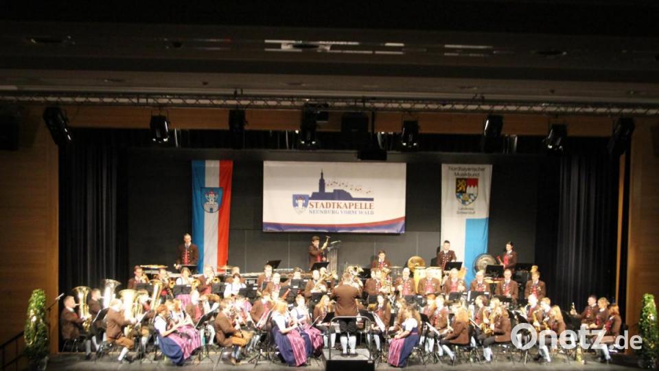Das 63 Musiker zählende Gesamtorchester der Stadtkapelle entführte das Publikum in der Schwarzachtalhalle beim 38. Weihnachtskonzert in viele musikalische Welten. Bild: sns