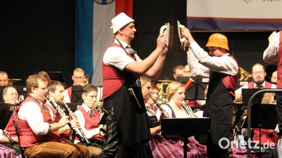 Konrad Aschenbrenner (links) und Lukas Stibich bei ihrer Darbietung mit den Reibebrettern. Bild: sns