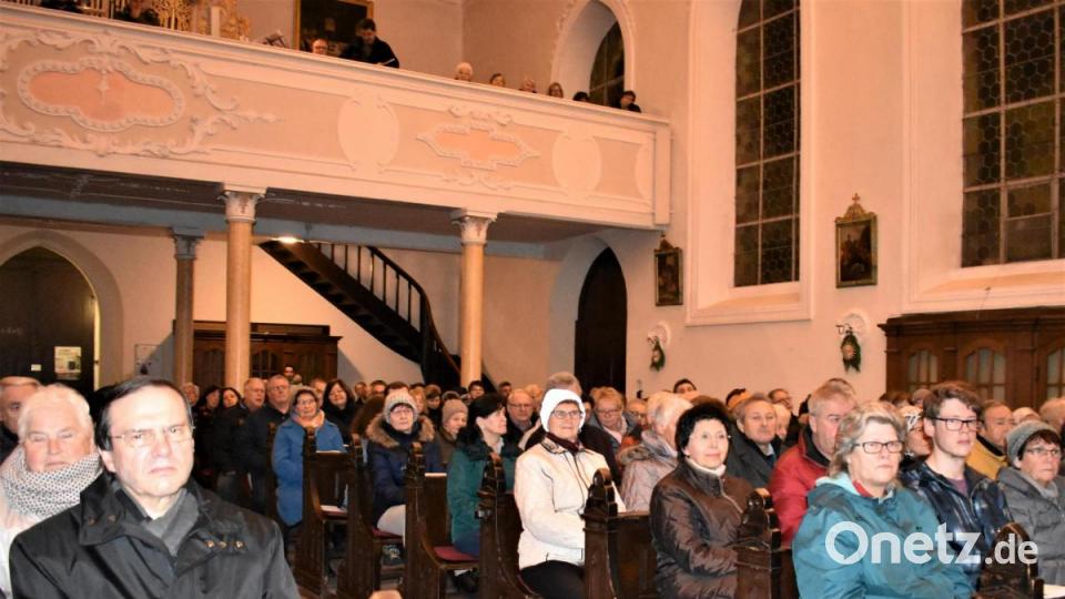 Weihnachtssingen und -musizieren des Männergesangvereins mit gemischtem Chor in der "Mariä-Himmelfahrtskirche in Grafenwöhr. Bild: rgr