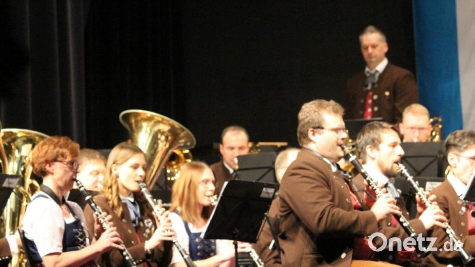 Die Musiker der Stadtkapelle erfreuten bei ihrem Weihnachtskonzert ein großes Publikum. Bild: sns