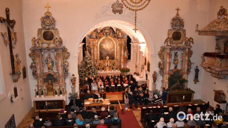 Weihnachtssingen und -musizieren des Männergesangvereins mit gemischtem Chor in der "Mariä-Himmelfahrtskirche in Grafenwöhr. Bild: rgr