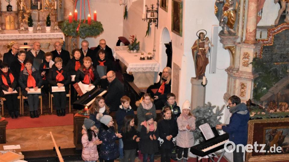 Weihnachtssingen und -musizieren des Männergesangvereins mit gemischtem Chor in der "Mariä-Himmelfahrtskirche in Grafenwöhr. Bild: rgr
