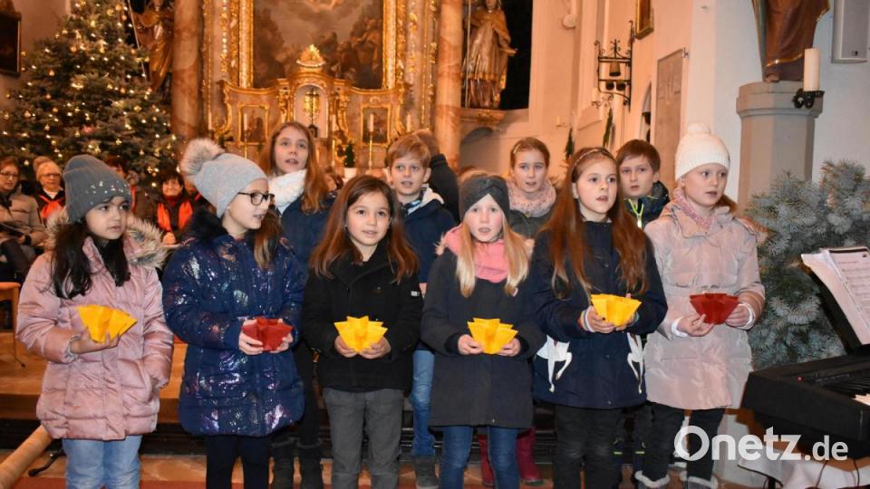 Weihnachtssingen und -musizieren des Männergesangvereins mit gemischtem Chor in der "Mariä-Himmelfahrtskirche in Grafenwöhr. Bild: rgr