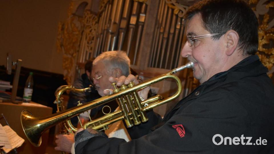 Weihnachtssingen und -musizieren des Männergesangvereins mit gemischtem Chor in der "Mariä-Himmelfahrtskirche in Grafenwöhr. Bild: rgr