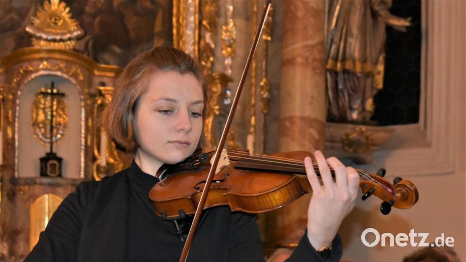 Johanna Baumann spielt das "Adagio". Bild: rgr