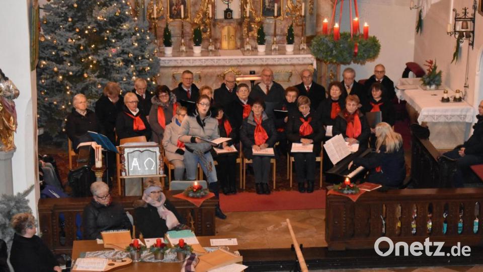 Beim Weihnachtssingen und -musizieren begeistert der Männergesangvereins mit gemischtem Chor in der Grafenwöhrer "Mariä-Himmelfahrtskirche die zahlreichen Zuhörer. Bild: rgr