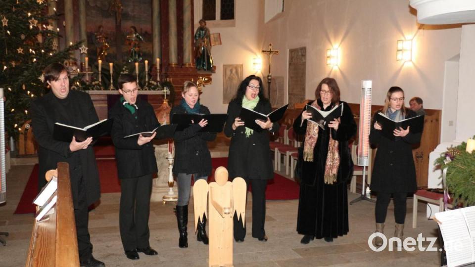 Im zweiten Teil des Konzertes singen die Künstler vom Chorraum aus direkt zum Publikum. Bild: rpp