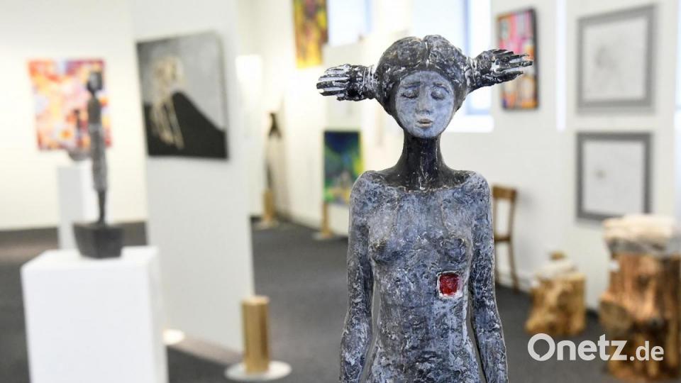 Wer Kunst liebt, kommt an der Jahresausstellung der Gruppe Amberger Künstler nicht vorbei. Huda von Gina Uber bewacht die zahlreichen Bilder und Skulpturen. Bild: Petra Hartl