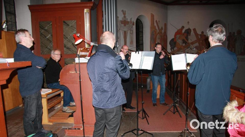Auf der Orgel-Empore spielten die &quot;Querbläser&quot;, die mit ihren Instrumenten auf die bevorstehende Weihnachtszeit einstimmten. Bild: wro