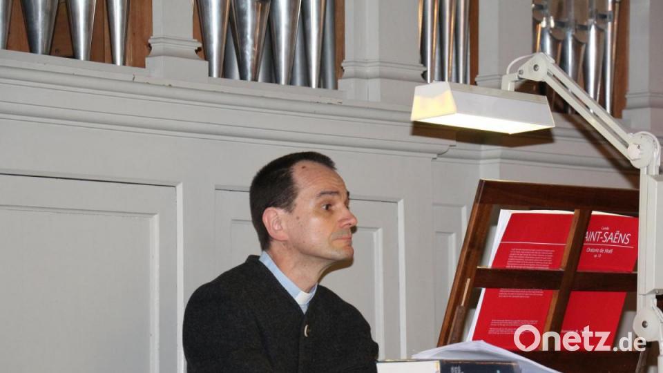 Hartmut Klausfelder, der virtuose Pfarrer von Neustadt bot wunderbare Abwechslung mit dem Instrumentalstück &quot;Prélude&quot; aus dem Weihnachtsoratorium von Camille Saint-Saens. Bild: rpp