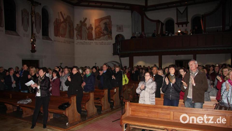 Stehender Applaus war der Lohn für den stimmungsvollen Advent-Abend in der Pfarrkirche „Mariä Himmelfahrt“. Bild: wro