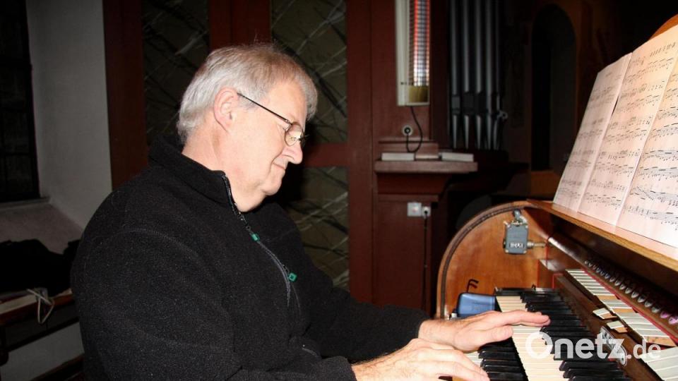 Einer der Höhepunkte war auch der musikalische Beitrag mit dem Organisten Josef Härtl, der sich einem modernen Weihnachtslied widmete. Bild: wro