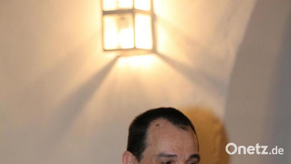 Hausherr Pfarrer Klausfelder begrüßt das Publikum und sprach den Wunsch aus, die Gäste mit feierlicher Musik auf die Weihnachtszeit einzustimmen. Bild: rpp