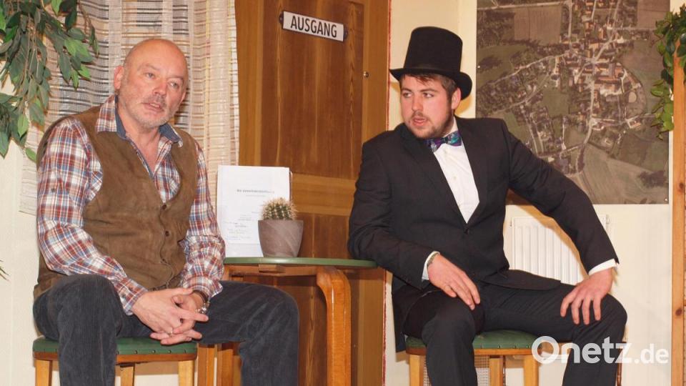 „I sag immer a Tisch voi grantiger Bayern is owei no besser wia a Omnibus voi lustiger Preißn&quot;, meint Bestatter Severin Schaufelstiel (Johannes Haas, rechts), aber der schwerhörige Gastwirt Bartl Bratschießer (Gerhard Schnabel) versteht es verkehrt und antwortet „da derfst da nix scheißn!“. Bild: sön