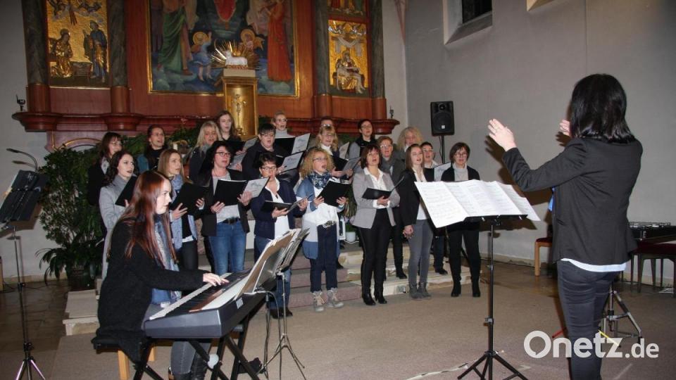 Angelika Hederer leitete die Quersänger, begleitet wurden sie von Tanja Weiß am E-Piano. Bild: wro