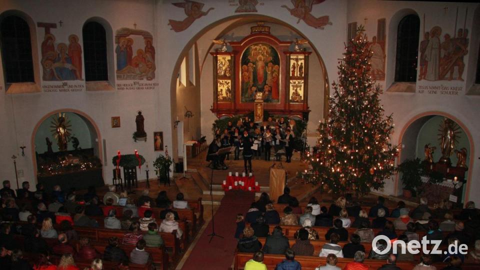 Die weihnachtlich geschmückte Pfarrkirche war gut gefüllt. Bild: wro