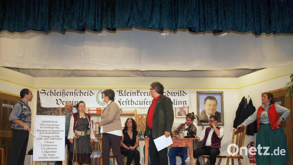 Gemeindediener Jakob Suderer (Armin Hofrichter, links) stellt bei einer Gemeinderats- und Festausschusssitzung den Festablauf vor, Großbäuerin Scholastika Loderbauer (Regina Schnabel, Vierte von links) sorgt dafür, dass nicht nur beim Bürgermeisters Franz-Josef Dimpflmayr (Gerhard Fleischmann, Mitte) die Nerven blank liegen. Bild: sön
