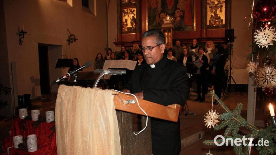 Hausherr Pater James zeigte sich vorweihnachtlich gestimmt. „Ich freue mich, Sie in der geschmückten Kirche willkommen zu heißen.“ Bild: wro