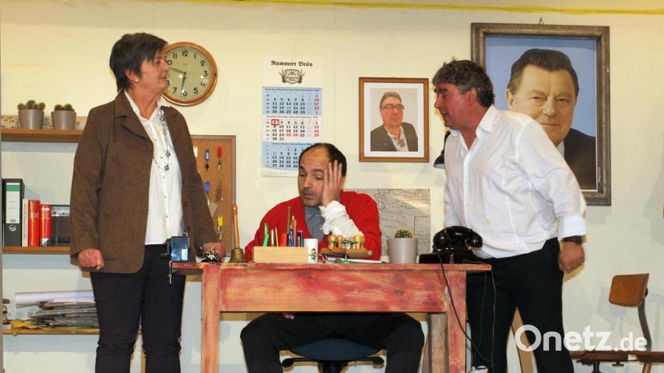 Großbäuerin Scholastika Loderbauer (Regina Schnabel) sorgt dafür, dass bei Bürgermeister Dimpflmayr (Gerhard Fleischmann) und Gemeindediener Jakob Suderer (Armin Hofrichter, sitzend) die Nerven blank liegen. Bild: sön