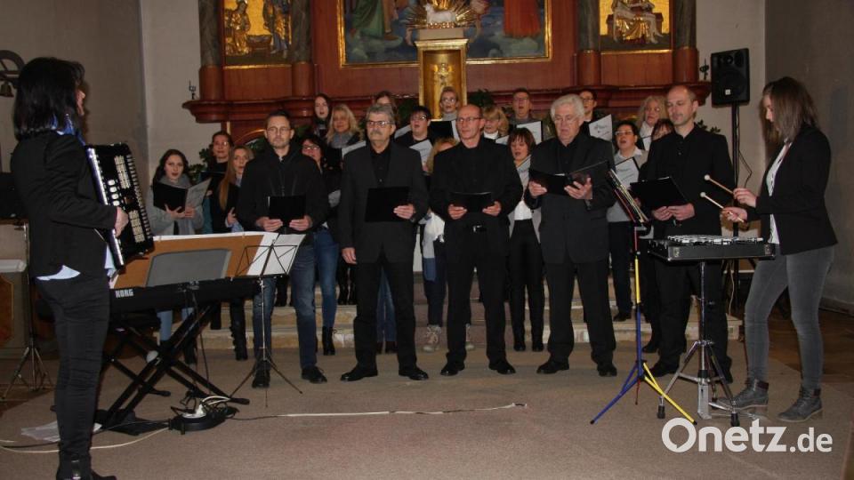 Das Lied „Sankt Niklaus war ein Seemann“ wurde von den Männerstimmen ergänzt. Begleitet wurden die Frauen- und Männerstimmen von Angelika Hederer am Akkordeon (links) und Sandra Hederer am Glockenspiel. Bild: wro