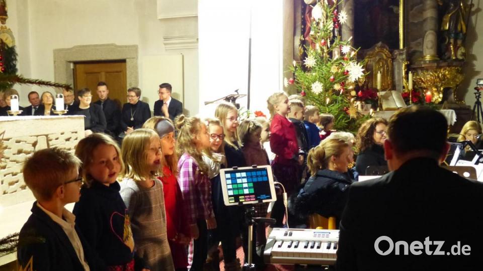 Die &quot;Cantemus Kids&quot; beim Weihnachtskonzert in Erbendorf. Bild: Holger Popp