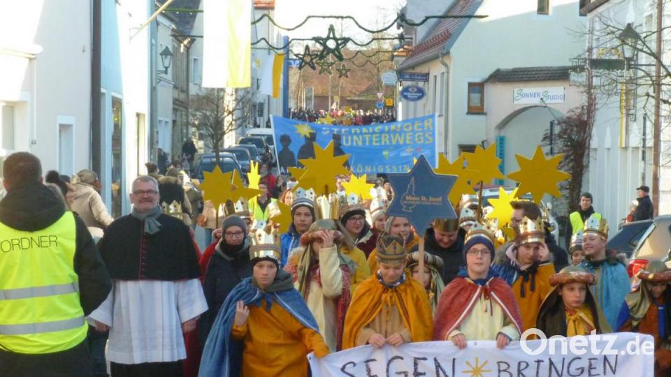Bei Sonnenschein und klirrender Kälte ziehen am Montagnachmittag knapp 1000 Sternsinger in Neunburg vorm Wald zur Eröffnungsfeier. Bild: Portner