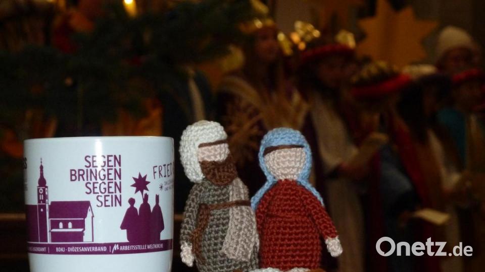 Geschenk für den Bischof: Die heilige Familie und eine Sammeltasse mit dem Bild von St. Josef, welche auch alle Sternsinger als Dankeschön erhalten. Bild: Portner