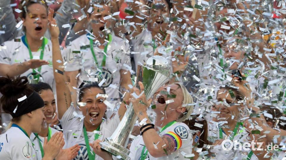 SC Freiburg - VfL Wolfsburg, Finale im RheinEnergie-Stadion: Wolfsburgs Nilla Fischer hält umgeben von ihren Mitspielerinnen den DFB-Pokal. Bild: Federico Gambarini/dpa