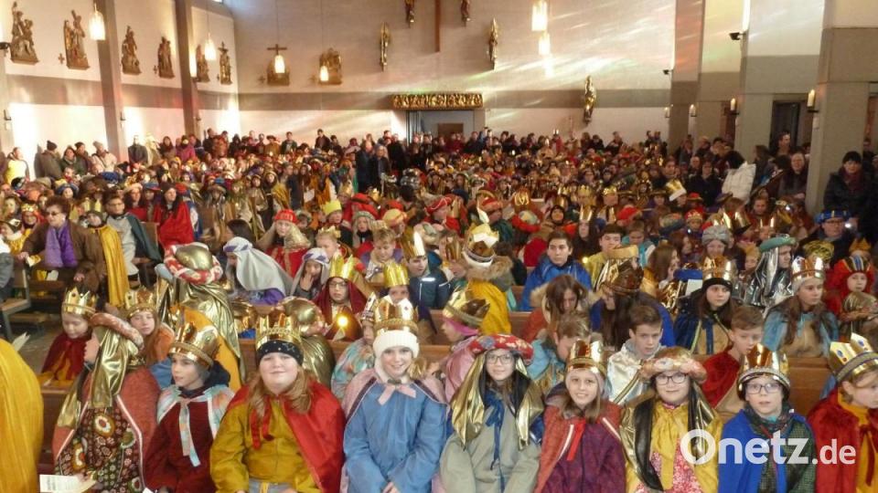 Das Kirchenschiff ist vollbesetzt. Bild: Portner