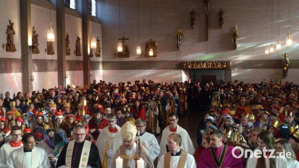 Der Bischof und die Priester ziehen in die Kirche ein. Bild: Portner