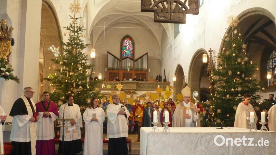 Der Bischof entlässt die Sternsinger mit dem Segen. Bild: Portner