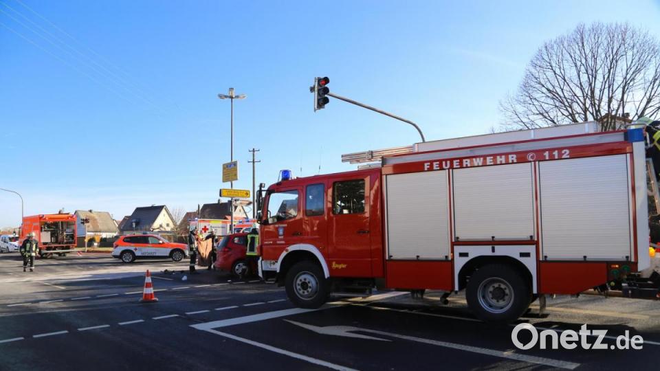 Die Feuerwehr sicherte die Unfallstelle ab. Bild: Roland Wellenhoefer