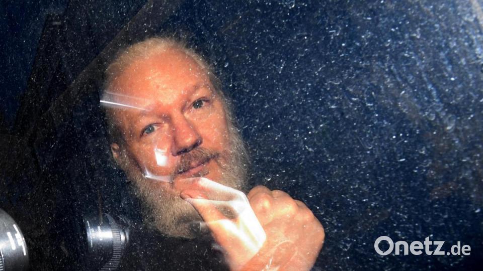Julian Assange, Mitbegründer der Enthüllungsplattform WikiLeaks, kommt am Westminster-Amtsgericht in London an. Nachdem Assange von der ecuadorianischen Botschaft das diplomatische Asyl entzogen wurde, wurde er von der Metropolitan Police festgenommen. Bild: Victoria Jones/PA Wire/dpa