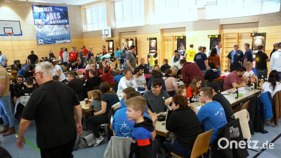Eine volle Halle begeisterter Dartsportler erlebte das Turnier am Samstag. Bild: bkr