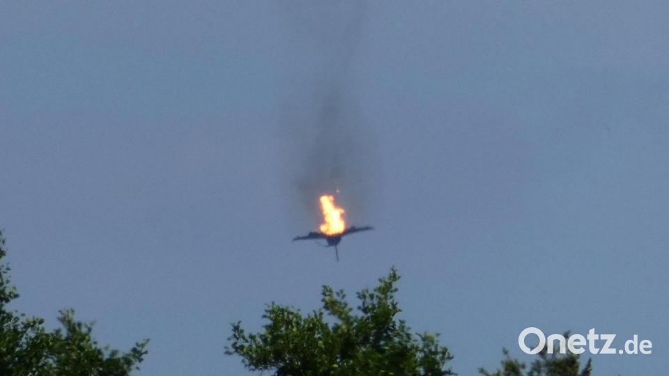 Ein brennendes Flugzeug des Typs &quot;Eurofighter ist am Himmel über der Kleinstadt an der Mecklenburgischen Seenplatte zu sehen. Die Luftwaffe hat den Absturz von zwei &quot;Eurofightern&quot; in Mecklenburg-Vorpommern nach einem Zusammenstoß in der Luft bestätigt. Bild: Thomas Steffan/dpa