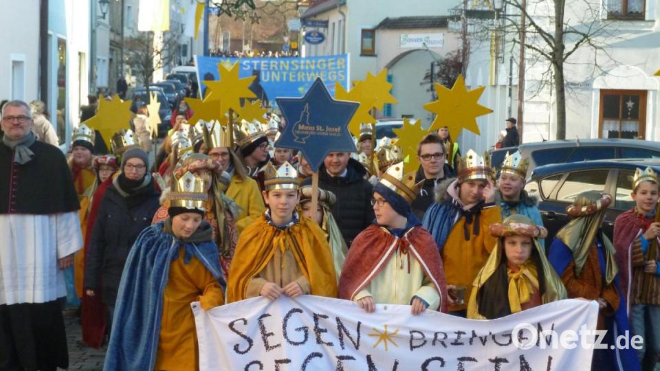 Die Neunburger Ministranten führten den Zug an. Bild: Portner