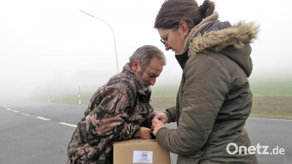 Die zwei Elstern in der Schachtel werden an einer Bushaltestaelle am Dorf aus der Schachtel befreit. Bild: ubb