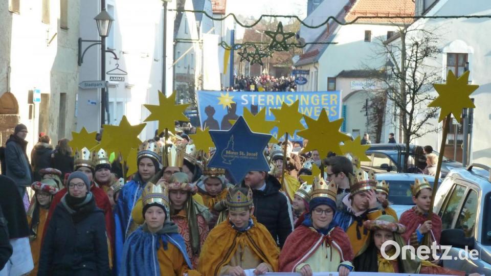 Zug durch die Hauptstraße Bild: Portner