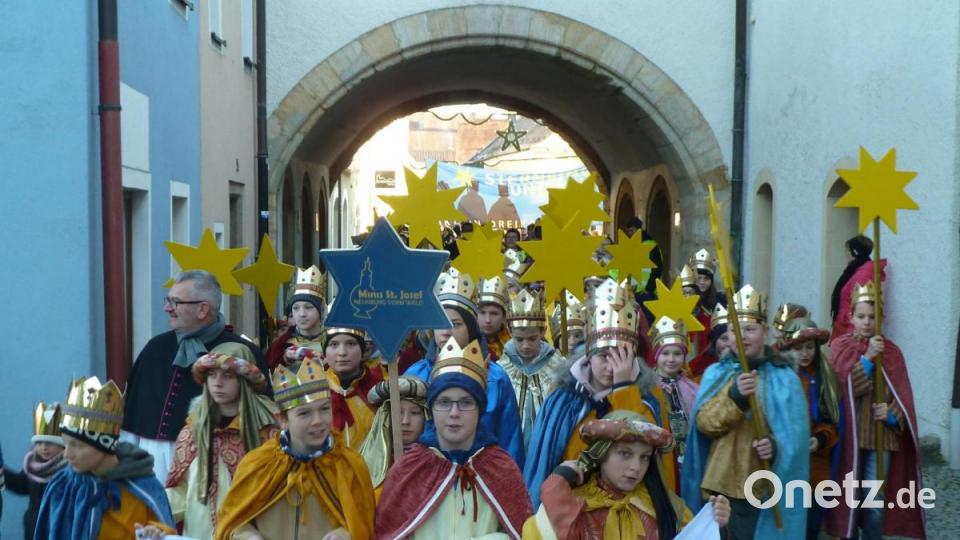Durch den Rathaus-Torbogen hinauf zur Stadtpfarrkirche. Bild: Portner