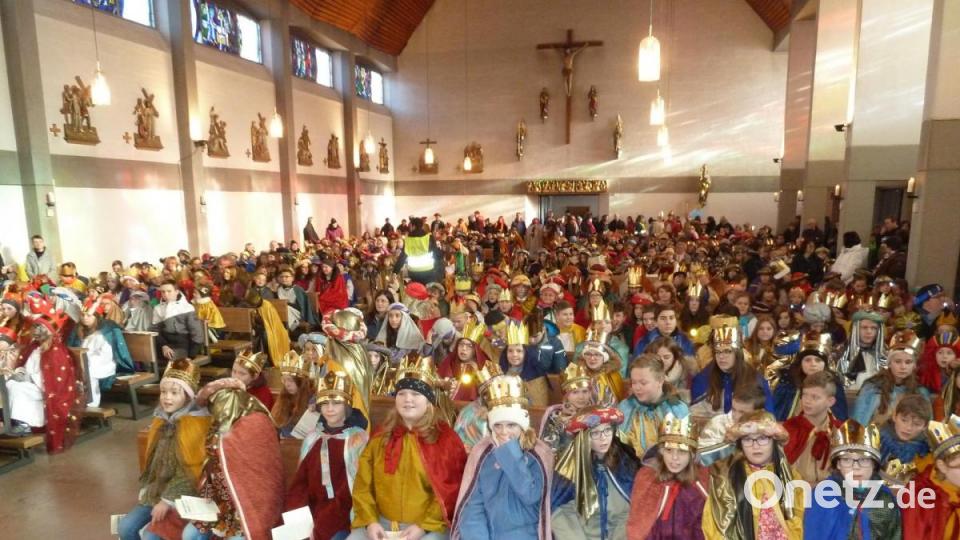 Die Stadtpfarrkirche ist voll besetzt. Bild: Portner