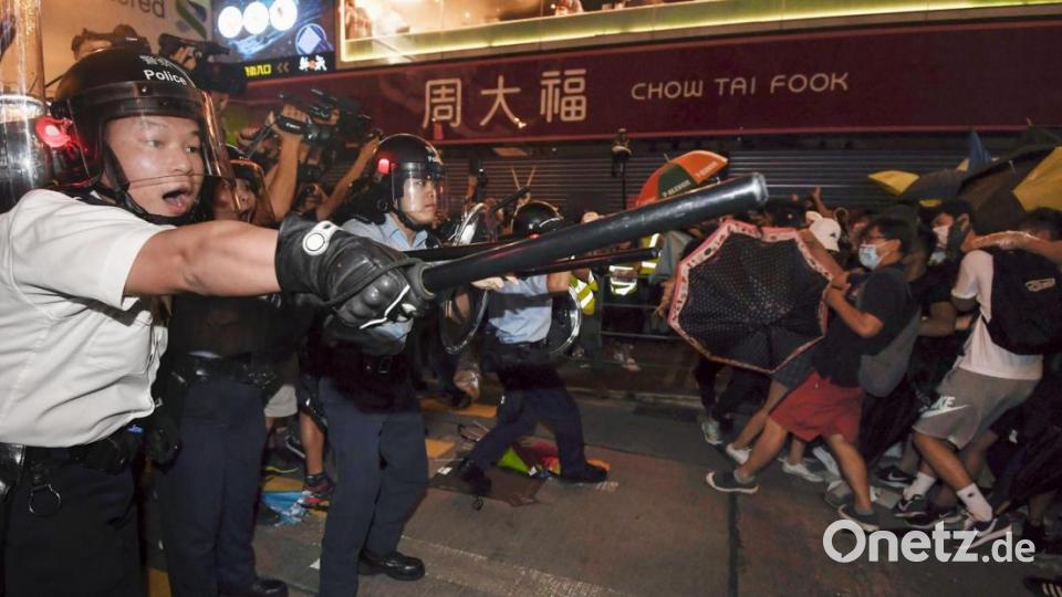 Demonstranten stoßen während eines Protests mit Polizisten zusammen. In Hongkong ist es am Rande einer Demonstration gegen das umstrittene Gesetz für Auslieferungen an China zu Zusammenstößen zwischen einigen Protestlern und der Polizei gekommen. Bild: kyodo/dpa