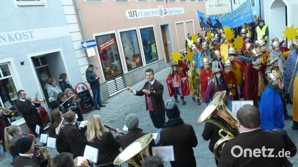 Einzug mit Blasmusik. Bild: Portner